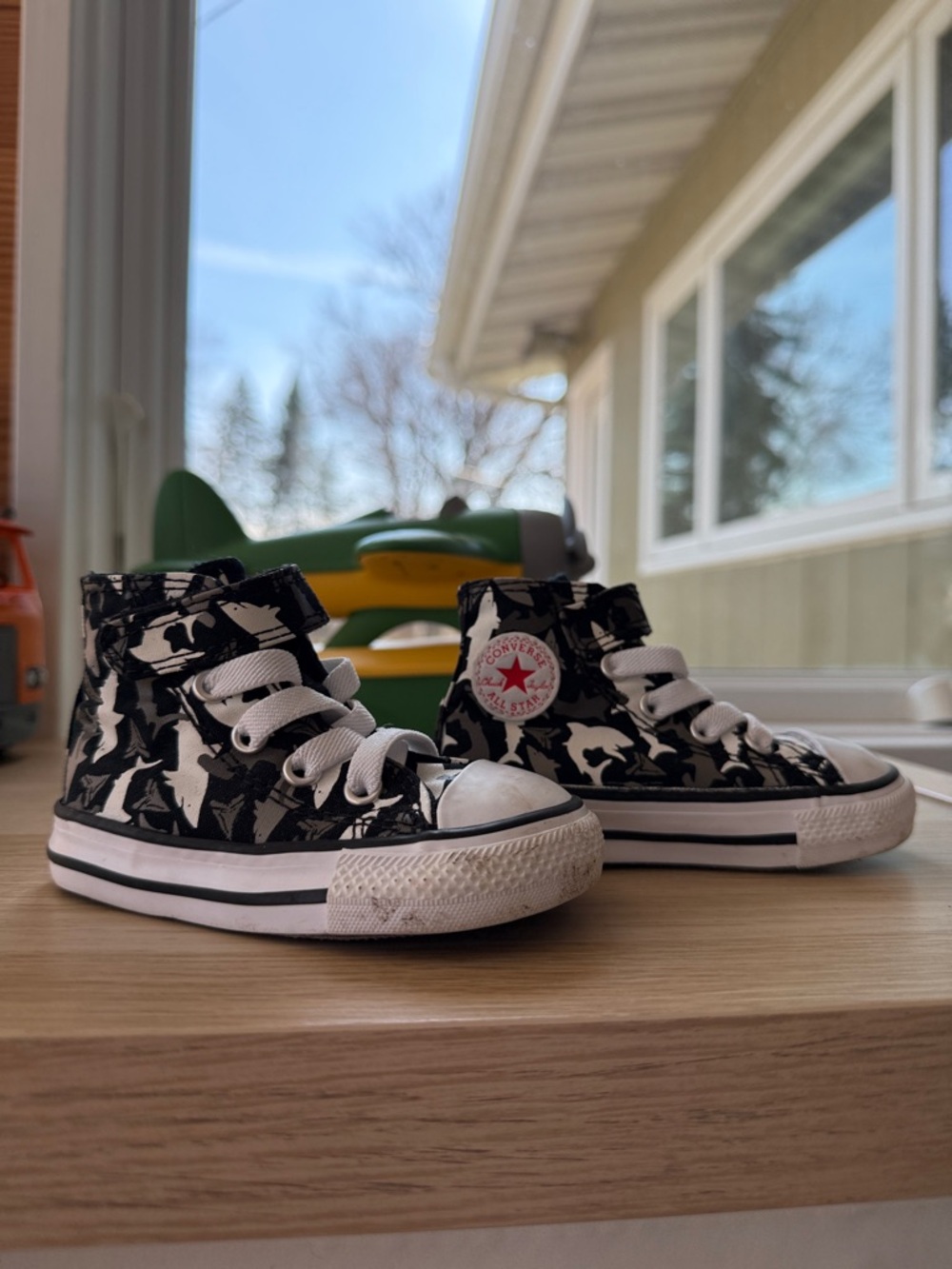 Converse Kids Shark High-Top Sneakers Size 4